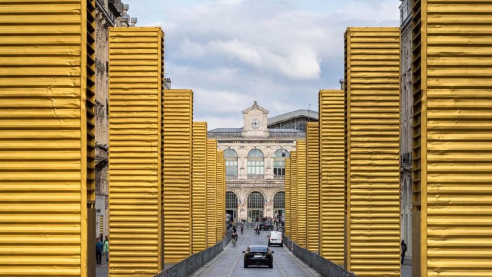 LILLE – FRANCIA GOLDEN MONOLITHS, CONTAINER TRASFORMATI IN TORRI DORATE